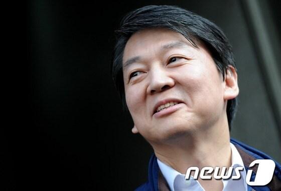 본문 이미지 - 무소속 안철수 대선 후보가 2일 서울 을지로 한올빌딩에 위치한 '총알 탄 택배'에서 택배 배달업무 종사 어르신들과 간담회를 가진 뒤 자리를 뜨며 미소짓고 있다. © News1 오대일 기자