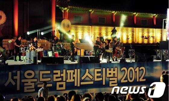본문 이미지 - 서울드럼페스티벌 2012가 열린 2일 오후 서울 종로구 경희궁에서 이그저틱 퍼커션 팀이 드럼 공연을 펼치고 있다. 올해로 14회째를 맞는 이번 드럼페스티벌은 ‘소리로 소통을, 미래의 행복을’이라는 슬로건으로 국내외 최고의 타악인들이 한자리에 모여 다양한 리듬이 하나 된 소리로 세계 문화를 주도하는 세계 음악축제이다. 2012.10.2/뉴스1 ⓒ News1