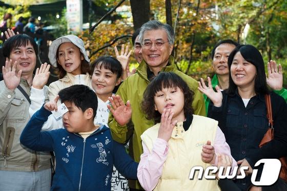 본문 이미지 - 문재인 민주통합당 대선 후보가 20일 오전 시각장애인들과 함께 서울 강북구 우이동 북한산 둘레길 산행 중 기념촬영을 하고 있다. 2012.10.20/뉴스1 © News1 유승관 기자