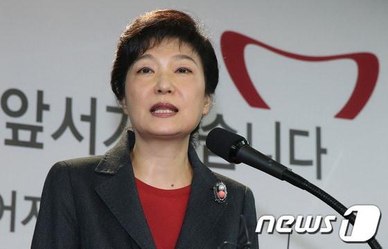 본문 이미지 - 박근혜 새누리당 대통령 후보가 21일 서울 여의도 당사에서 기자회견을 열고 정수장학회에 대한 입장을 밝히고 있다. 2012.10.21/뉴스1 © News1 이종덕 기자
