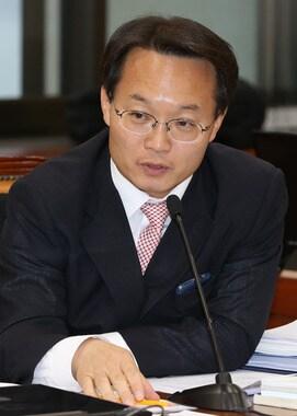 본문 이미지 - 새누리당 조해진 의원이 22일 오전 서울 여의도 국회의사당에서 열린 한국방송공사 등에 관한 국회 문화체육관광방송통신위원회의 국정감사에서 질의하고 있다. 2012.10.22/뉴스1 © News1 양동욱 기자