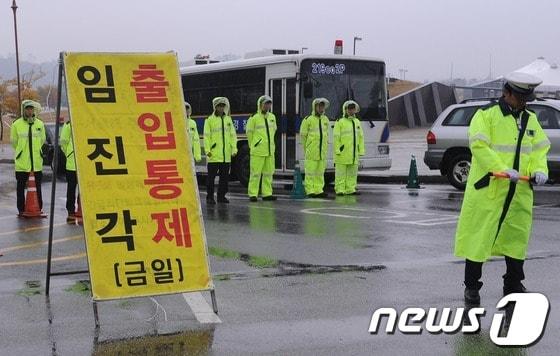 본문 이미지 - 북한이 국내 탈북자 단체의 '임진각 대북전단 살포' 계획에 대해 공개 위협에 나서자 22일 오전 경기 파주시 임진각 평화누리공원 출입구에서 경찰이 출입을 통제하고 있다. 2012.10.22/뉴스1 © News1 송원영 기자