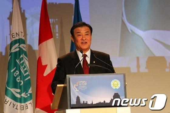 본문 이미지 - 강창희 국회의장이 22일(현지시간) 캐나다 퀘벡에서 열린 제127차 국제의회연맹(IPU) 총회에 참석, 연설을 하고 있다. (제공=국회 대변인실) © News1 