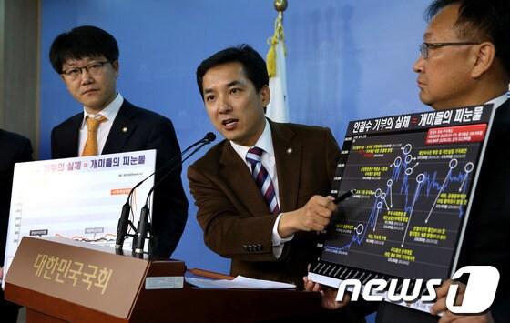 본문 이미지 - 국회 정무위원회 소속 새누리당 의원들이 24일 오전 서울 여의도 국회 정론관에서 무소속 안철수 후보의 기부에 대해 