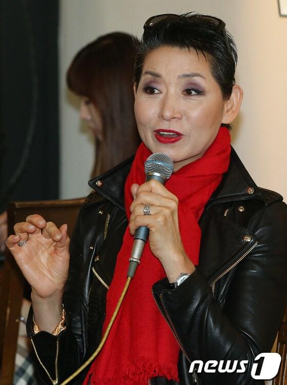 본문 이미지 - 새누리당 김성주 공동선대위원장이 지난달 24일 서울 마포구 합정동의 한 카페에서 기자들과의 번개팅을 갖고 있다. 2012.10.24/뉴스1 © News1 양동욱 기자