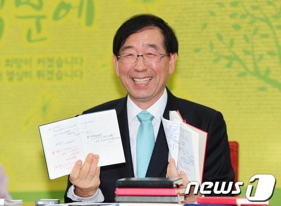 본문 이미지 - 박원순 서울시장이 24일 오전 서울시청 신청사 브리핑룸에서 열린 취임 1주년 합동인터뷰에서 취재진의 질문에 답하고 있다. 이날 박 시장은 ‘시민중심’, ‘현장과 소통’이 바로 박원순호 서울시정을 특징짓는 최고의 브랜드이고 화두였다고 밝혔다. 2012.10.24/뉴스1 © News1 이정선 기자