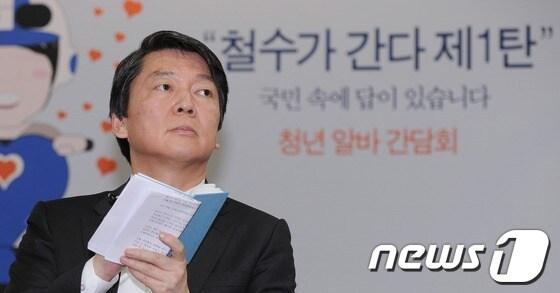 본문 이미지 - 무소속 안철수 대선 후보가 24일 오전 서울 중구 청어람 아카데미에서 열린 '철수가 간다 정책 캠페인' 청년알바 간담회에서 청년들의 애로사항을 경청하고 있다. 2012.10.24/뉴스1 © News1 송원영 기자