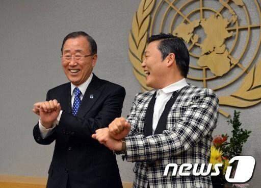 본문 이미지 - 23일(현지시간) 뉴욕 유엔 본부에서 만난 반기문 유엔 사무총장과 국제가수 싸이 © AFP=News1 