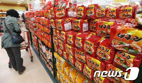 본문 이미지 - 농심이 시중에 유통 중인 '우동류 라면'에서 1급 발암물질인 벤조피렌이 검출된 가운데, 24일 오후 서울 한 대형마트에 해당제품이 진열돼 있다.  2012.10.24 머니투데이/뉴스1 © News1   