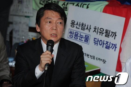본문 이미지 - 무소속 안철수 대선 후보가 24일 오전 서울 정동 덕수궁 대한문 앞 쌍용자동차 해 노동자들의 단식 농성장을 찾아 노동자들을 위로하고 있다. 2012.10.24/뉴스1 © News1 김용빈 기자