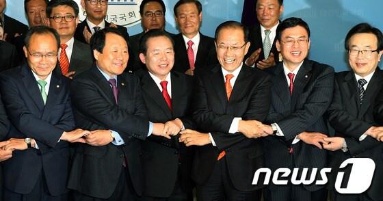 본문 이미지 - 새누리당 황우여 대표와 선진통일당 이인제 대표가 25일 서울 여의도 국회의사당 정론관에서 합당발표를 한 후 손을 맞잡고 있다. 왼쪽부터 선진통일당 성완종 원내대표,염홍철 대전시장, 이 대표, 황대표, 정우택 새누리당 최고위원,서병수 사무총장. 2012.10.25/뉴스1 © News1 이종덕 기자