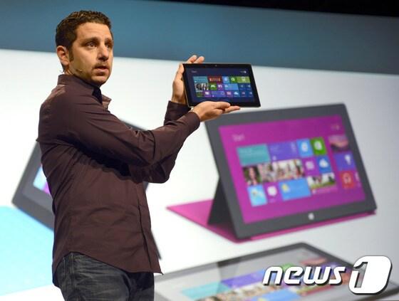 본문 이미지 - 마이크로소프트(MS)가 25일 뉴욕에서 신제품 공개행사를 통해 윈도우 8과 태블릿PC 서피스를 공개했다. © AFP=News1  
