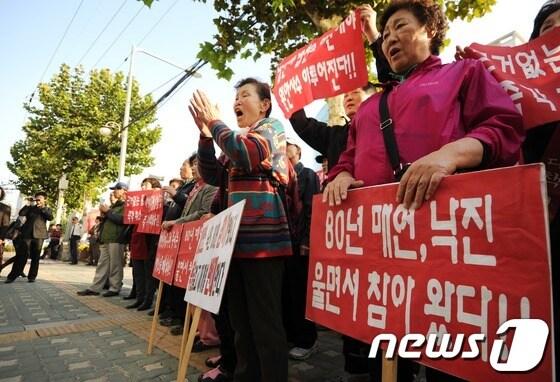 본문 이미지 - 26일 오후 서울 마포구 서강동주민센터 앞에서 서울복합화력발전소 신규지하건설반대추진위원회 회원들이 발전소의 지하화 반대 및 마포구청을 규탄하는 구호를 외치고 있다. © News1 이정선 기자