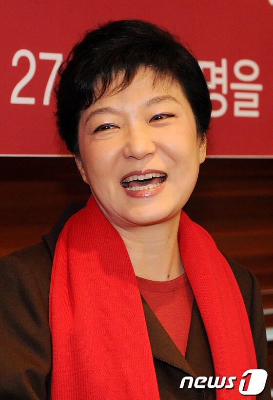 본문 이미지 - 박근혜 새누리당 대선후보가 27일 서울 영등포구 여의도동 아일렉스빌딩에서 열린 '대한민국 여성혁명 시대를 선포합니다'를 주제로 가진 여성혁명을 시작하는 사람들의 모임에 참석해 밝은 미소를 짓고 있다. 2012.10.27/뉴스1 © News1 박세연 기자