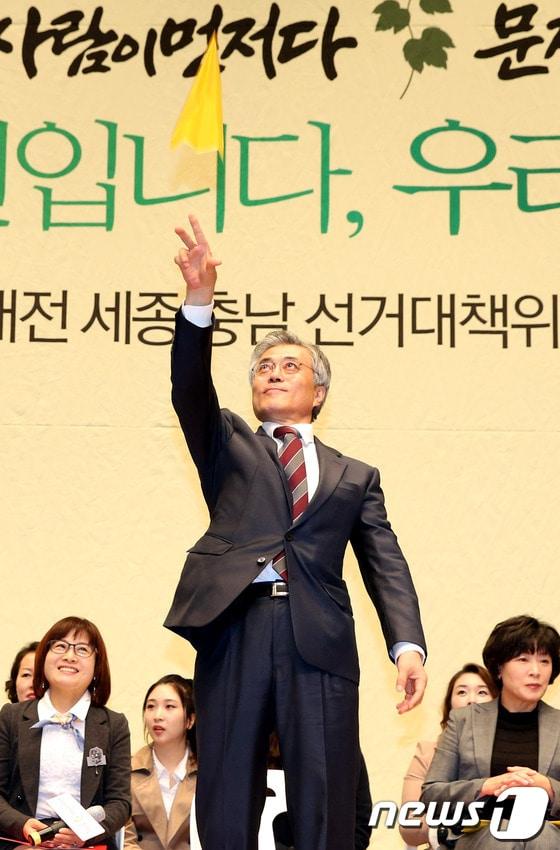 본문 이미지 - 문재인 민주통합당 대선후보가 28일 오전 세종시 조치원읍 침산리 세종문화예술회관에서 열린 대전시당,세종시당,충남도당 선거대책위원회 출범식에 참석해 종이비행기를 날리고 있다.2012.10.28/뉴스1 © News1 이광호 기자