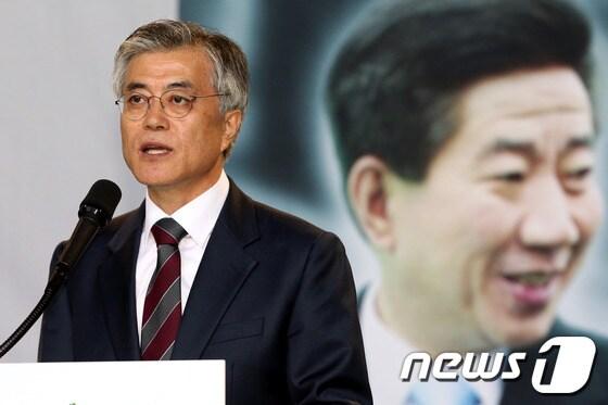 본문 이미지 - 문재인 민주통합당 대선후보가 28일 오후 전주 완산구 중화산동 전주근영여고체육관에서 열린 전북도당 선거대책위원회 출범식에 참석해 인사말을 하고 있다.2012.10.28/뉴스1 © News1 이광호 기자