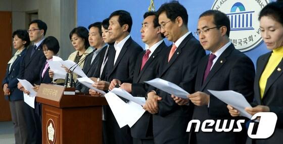 본문 이미지 - 민주통합당 초선 의원들이 29일 오전 서울 여의도 국회 정론관에서 국정감사를 마치며 정치개혁을 촉구하는 기자회견을 열고 있다. 2012.10.29/뉴스1 © News1 양동욱 기자