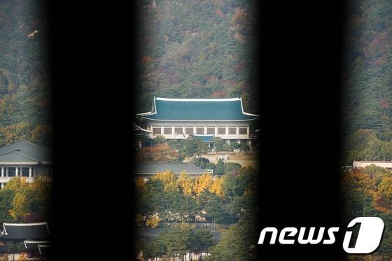 본문 이미지 - 서울 세종로 정부중앙청사 창살 너머로 보이는 청와대 모습 /뉴스1 © News1   유승관 기자