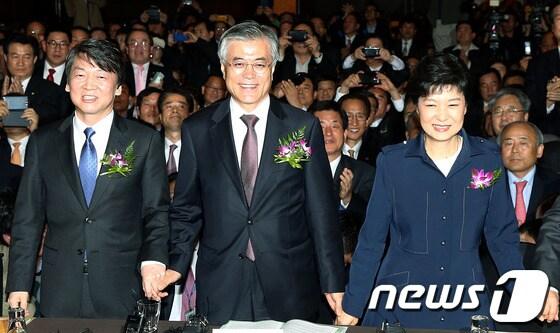 본문 이미지 - 새누리당 박근혜,민주통합당 문재인,무소속 안철수 대통령 후보가 29일 서울 여의도 63빌딩에서 열린 골목상권살리기운동 전국대표자대회에 참석해 손을 맞잡고 있다. 2012.10.29/뉴스1 © News1   이종덕 기자