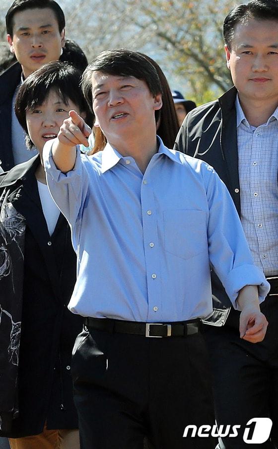 본문 이미지 - 무소속 안철수 대선후보가 3일 전남 순천시 순천만 자연생태공원을 둘러보고 있다. 안 후보는 이날 여수시 돌산읍 태풍피해 양식장을 살펴보는 것을 시작으로 2박3일 일정으로 호남을 방문해, 민생현장 탐방에 나선다. 2012.10.3/뉴스1 © News1 이종덕 기자