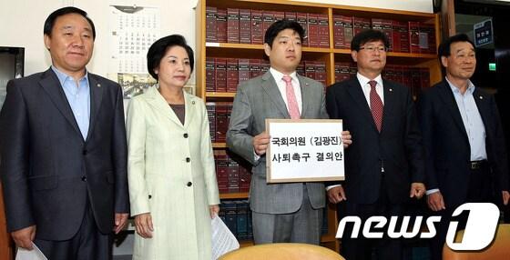 본문 이미지 - 새누리당 염동열,류지영,이재영,이헌승,김기선 의원&#40;왼쪽부터&#41;이 30일 서울 여의도 국회의사당 의안과에 민주통합당 김광진 의원의 사퇴결의안을 제출하고 있다. 새누리당은 민주통합당 비례대표 초선인 김 의원이 과거 사이버 공간에 남겼던 글이 저질 막말 이라며 이날 의원직 사퇴결의안을 제출했다. 2012.10.30/뉴스1 © News1 이종덕 기자