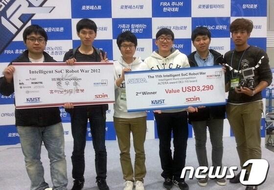 본문 이미지 - 충남대 컴퓨터공학과 로봇융합동아리인 GROW팀(지도교수: 남병규)이 제11회 ‘지능형 SoC 로봇워 2012’ 대회에서 준우승을 차지, 지식경제부 장관상을 수상했다. © News1 