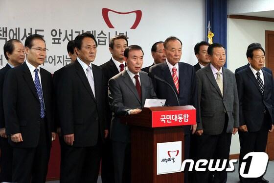 본문 이미지 - 설송웅 전 의원 외 18명의 전 민주당 국회의원을 비롯한 전직 장성들이 30일 오후 서울 여의도 새누리당 당사에서 입당 기자회견을 하고 있다.2012.10.30/뉴스1 © News1 이광호 기자