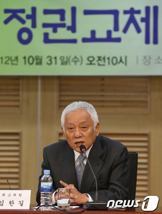 본문 이미지 - 31일 오전 서울 여의도 국회의원회관에서 민주통합당 초선의원 모임 주최로 열린 '정권교체 이대로 가능한가' 토론회에서 김한길 최고위원이 모두발언을 하고 있다. 2012.10.31/뉴스1 © News1 양동욱 기자