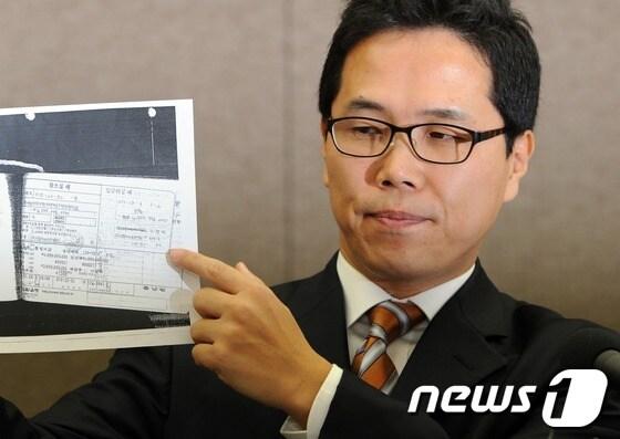 본문 이미지 - 비비케이북스 이병원 대표가 31일 서울 중구 프레스센터에서 열린 기자회견에서 LKe뱅크가 이명박 대통령에게 송금한 은행전표 복사본이라고 주장하고 있다. 2012.10.31/뉴스1 © News1 허경 기자