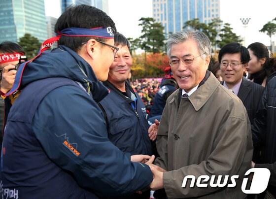 본문 이미지 - 민주통합당 문재인 대선 후보가 31일 오후 서울 여의도 공원에서 열린 양대노총 공공부문 노동자 총력투쟁 결의대회에 참석해 인사말을 한 뒤 참석자들과 악수하고 있다. 2012.10.31/뉴스1 © News1 양동욱 기자