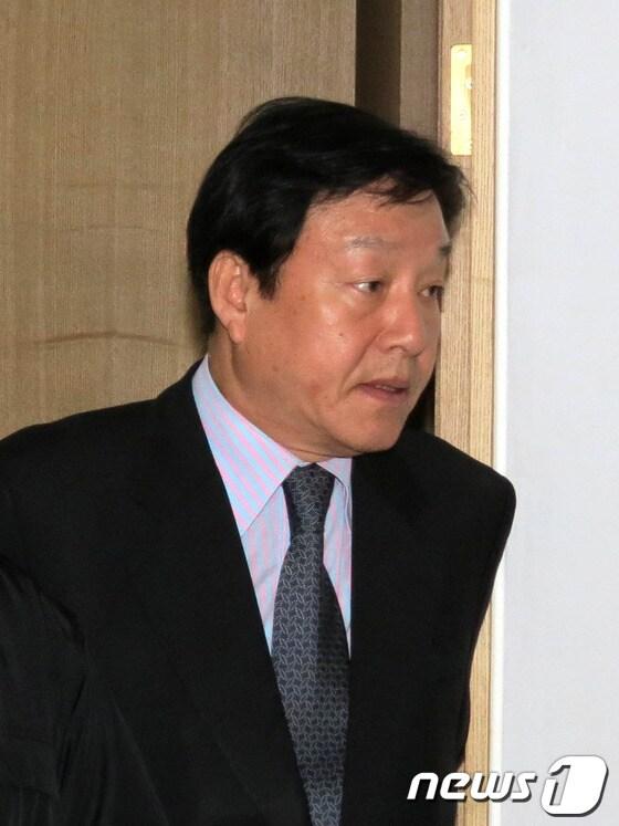 본문 이미지 - 공직선거법위반으로 기소됐던 무소속 김형태 포항남울릉 의원에 대해 대구지방법원 포항지원이 당선무효형에 해당하는 징역 1년 집행유예 2년을 선고했다. 김 의원이 무거운 표정으로 법정을 나오고 있다.2012.10.31/뉴스1 © News1 최창호 기자