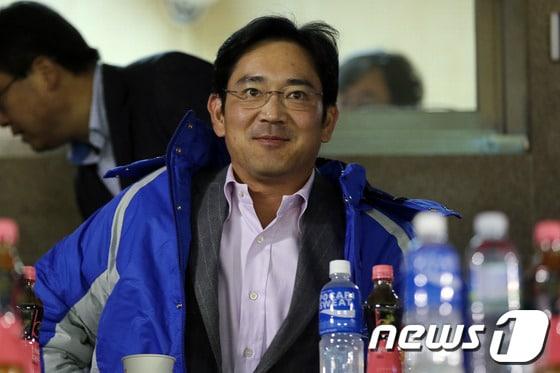 본문 이미지 - 이재용 삼성전자 부회장이 지난 10월31일 서울 잠실야구장에서 열린 한국시리즈 5차전 삼성라이온즈와 SK와이번스의 경기를 관전하고 있다. 2012.10.31 뉴스1 © News1   