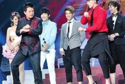 본문 이미지 - 중국 최고 인기 TV 프로그램인 '싱광다따오'에서 말춤을 추는 유명 사회자 비푸젠(왼쪽 두번째) (인민망) © News1 