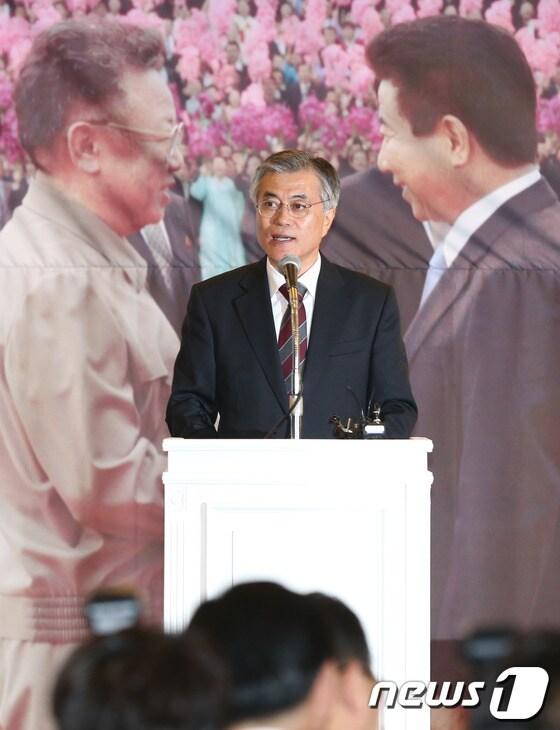 본문 이미지 - 민주통합당 문재인 대통령 후보가 4일 오후 서울 세종문화회관에서 10.4 남북정상선언 5주년을 맞아 열린 &#39;문재인-문정인 특별대담&#39;에서 기조연설을 하고 있다. 2012.10.4/뉴스1 © News1 양동욱 기자