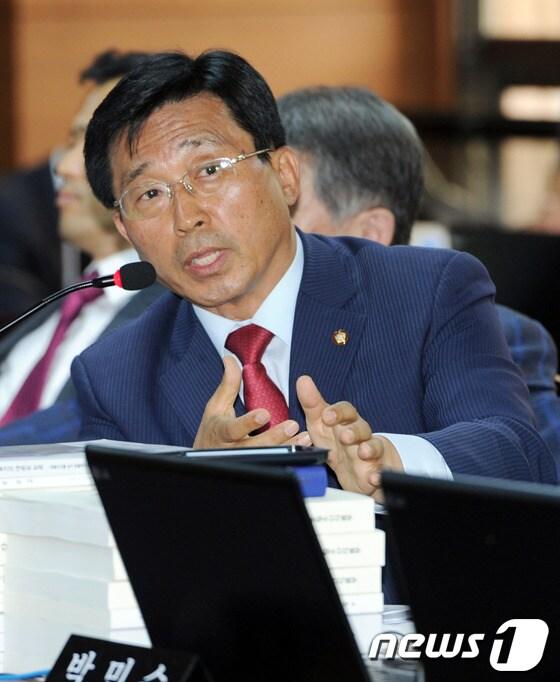 본문 이미지 - 민주통합당 김춘진 의원이 5일 오후 정부과천청사에서 열린 국회 농수산위원회 농림수산식품부 국정감사에서 서규용 장관에게 질의를 하고 있다. 2012.10.5/뉴스1 © News1   허경 기자
