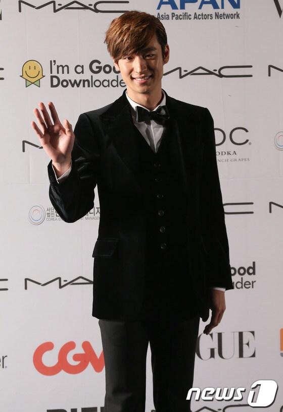 본문 이미지 - 배우 이제훈이 지난 5일 밤 부산광역시 해운대 해변에서 열린 'APAN 2012 스타로드'의 블루카펫을 밟고 입장하고 있다. © News1 