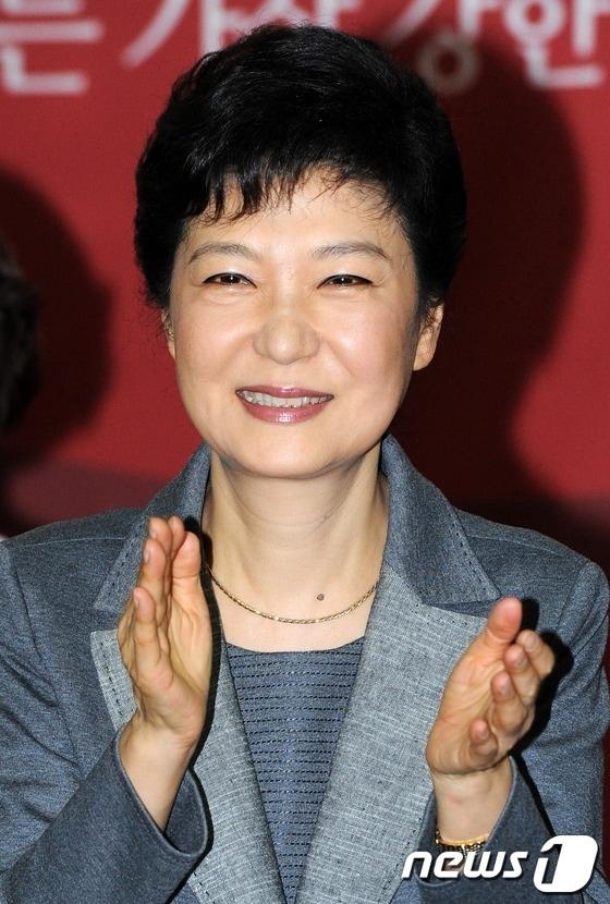 본문 이미지 - 박근혜 새누리당 대선 후보가 8일 충북 청주시 새누리당 충북도당에서 열린 충북 대통령선거대책위원회 출범식에서 박수를 치며 웃고 있다. 2012.10.8/뉴스1 © News1 오대일 기자