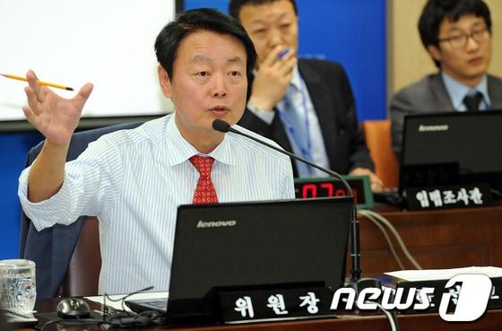 본문 이미지 - 8일 서울 종로구 문화체육관광부에서 열린 2012년 국회 문방위 국정감사에서 한선교 위원장이 최광식 문화체육관광부 장관에게 질의를 하고 있다. 2012.10.8/뉴스1 © News1 박세연 기자