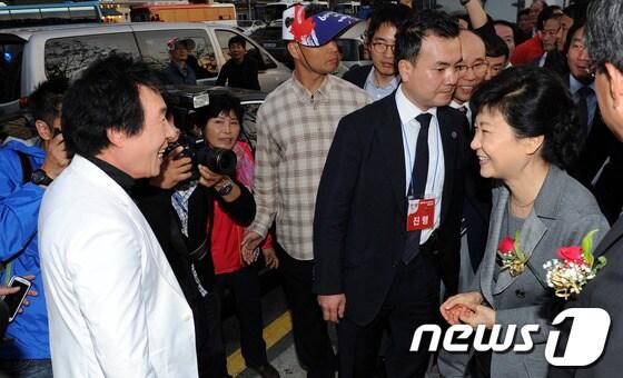 본문 이미지 - 박근혜 대통령이 지난해 10월 8일 오후 서울광장에서 열린 대한민국재향군인회 창설 60주년 향군의 날 기념행사에서 가수 송대관과 인사를 나누고 있다. /뉴스1 © News1 박지혜 기자