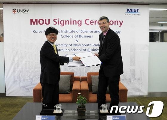 본문 이미지 - KAIST 경영대학 이병태 학장과 호주 UNSW 경영대학 크리스토퍼 잭슨 경영학부장이 복수학위 협정서를 교환하고 있다.© News1 
