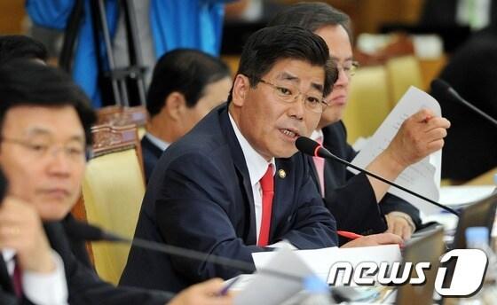 본문 이미지 - 새누리당 이이재 의원이 9일 오후 경기 성남 한국도로공사에서 열린 국회 국토해양위원회 한국도로공사 국정감사서 그랜저HD 배기가스 실내유입 문제에 대한 질의를 하고 있다. 2012.10.9/뉴스1 © News1   이명근 기자
