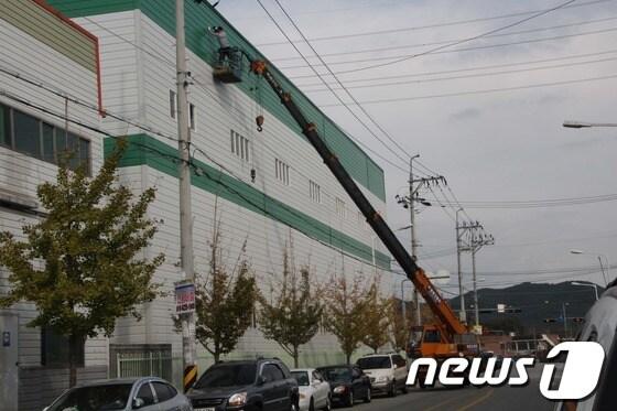 본문 이미지 - 불산가스 누출사고가 일어난지 14일재인 10일 구미시 산동면 봉산리 국가산업4단지의 한 입주업체가 공장 외벽을 수리하고 있다./2012.10.10 뉴스1© News1 김대벽 기자