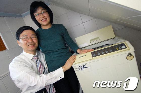 본문 이미지 - 25년된 금성사 전자동 세탁기를 기증한  이태성씨와 부인 전찬순씨.(사진=LG전자)© News1  