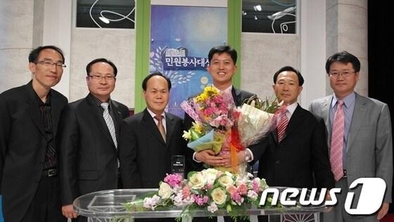 본문 이미지 - 제16회 민원봉사대상을수상한 오창석 광양시청 주무관이 꽃다발을 들고 환하게 웃고있다.© News1 