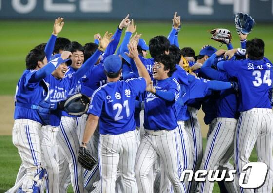 본문 이미지 - 지난해 11월1일 서울 잠실야구장에서 열린 2012 프로야구 한국시리즈 6차전 SK와이번스와의 경기에서 승리, 우승을 확정지은 삼성 선수들의 모습. 2012.11.1/뉴스1 © News1   이동원 기자
