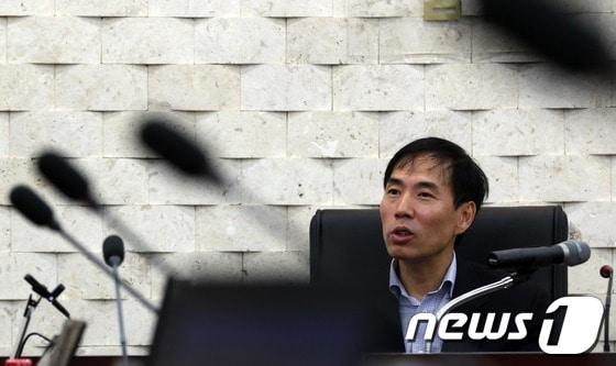 본문 이미지 - 김수창 특임검사가 11일 서울서부지검에서 간담회를 열어 기자들의 질문에 답하고 있다. 2012.11.11/뉴스1 © News1 손형주 인턴기자