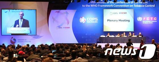 본문 이미지 - 12일 서울 강남구 삼성동 코엑스에서 세계보건기구&#40;WHO&#41; 담배규제기본협약 제5차 당사국 총회 전체회의가 열리고 있다. © News1 송원영 기자