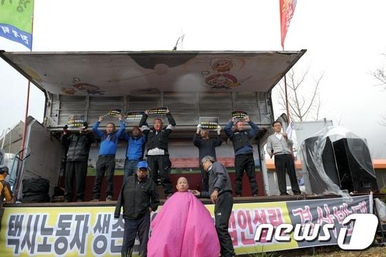 본문 이미지 - 화성시 사회적 기업형 법인 택시회사 설립을 저지하기 위해 모인 화성시 택시 조합원들이 삭발시위에 나서고 있다. 이윤희기자 © News1 