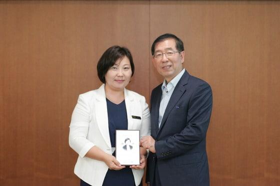 본문 이미지 - 온드라흐(좌) 서울시 외국인 명예부시장과 박원순(우) 서울시장© News1  