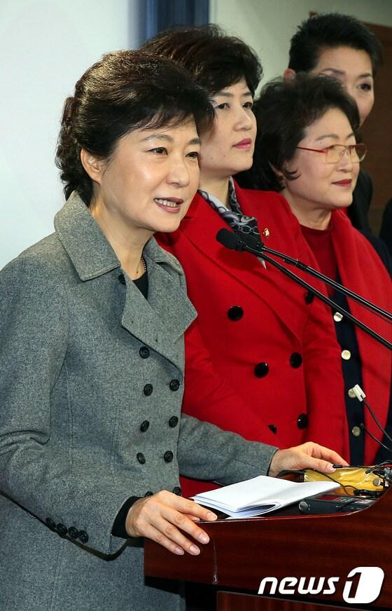 본문 이미지 - 박근혜 새누리당 대통령후보가 14일 서울 여의도 당사에서 여성정책을 발표하고 있다.박 후보는 남·녀 차별없는 직장문화와, 저출산문제 해결을 위한 정책을 강조했다. 2012.11.14/뉴스1 © News1 이종덕 기자